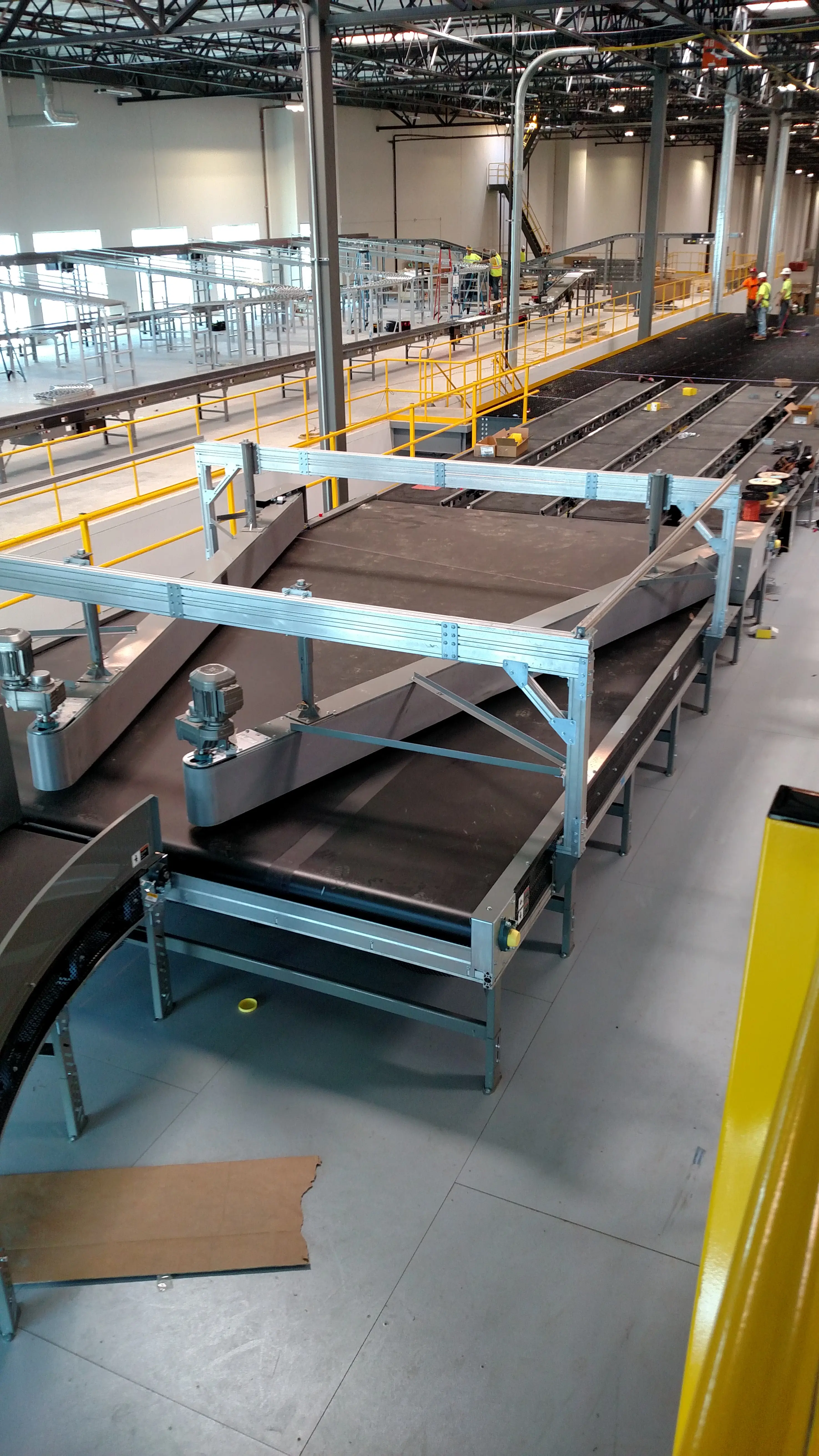 Modern incline belt conveyor system installed in a large distribution facility